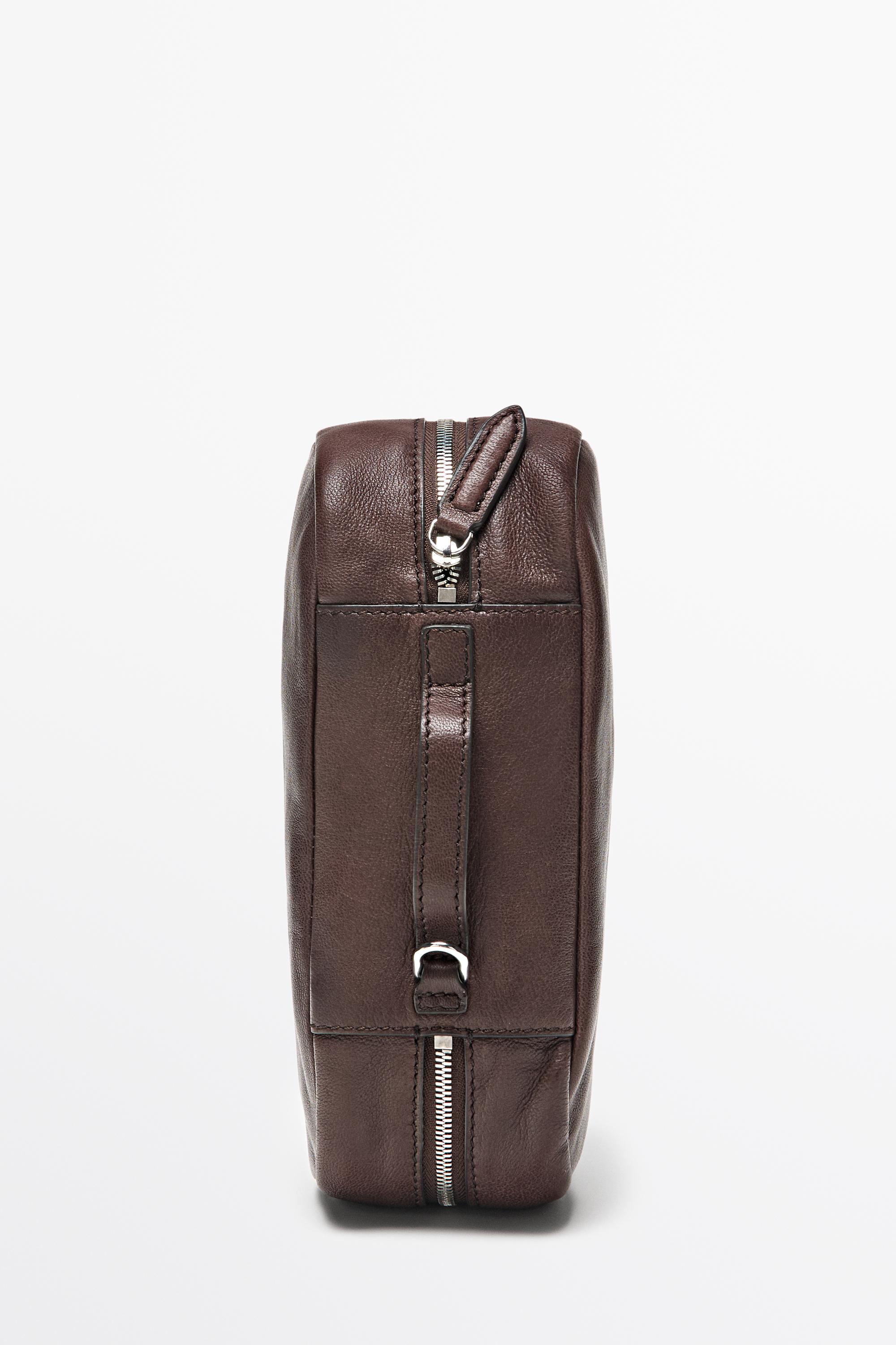 Trousse ovale en cuir napa